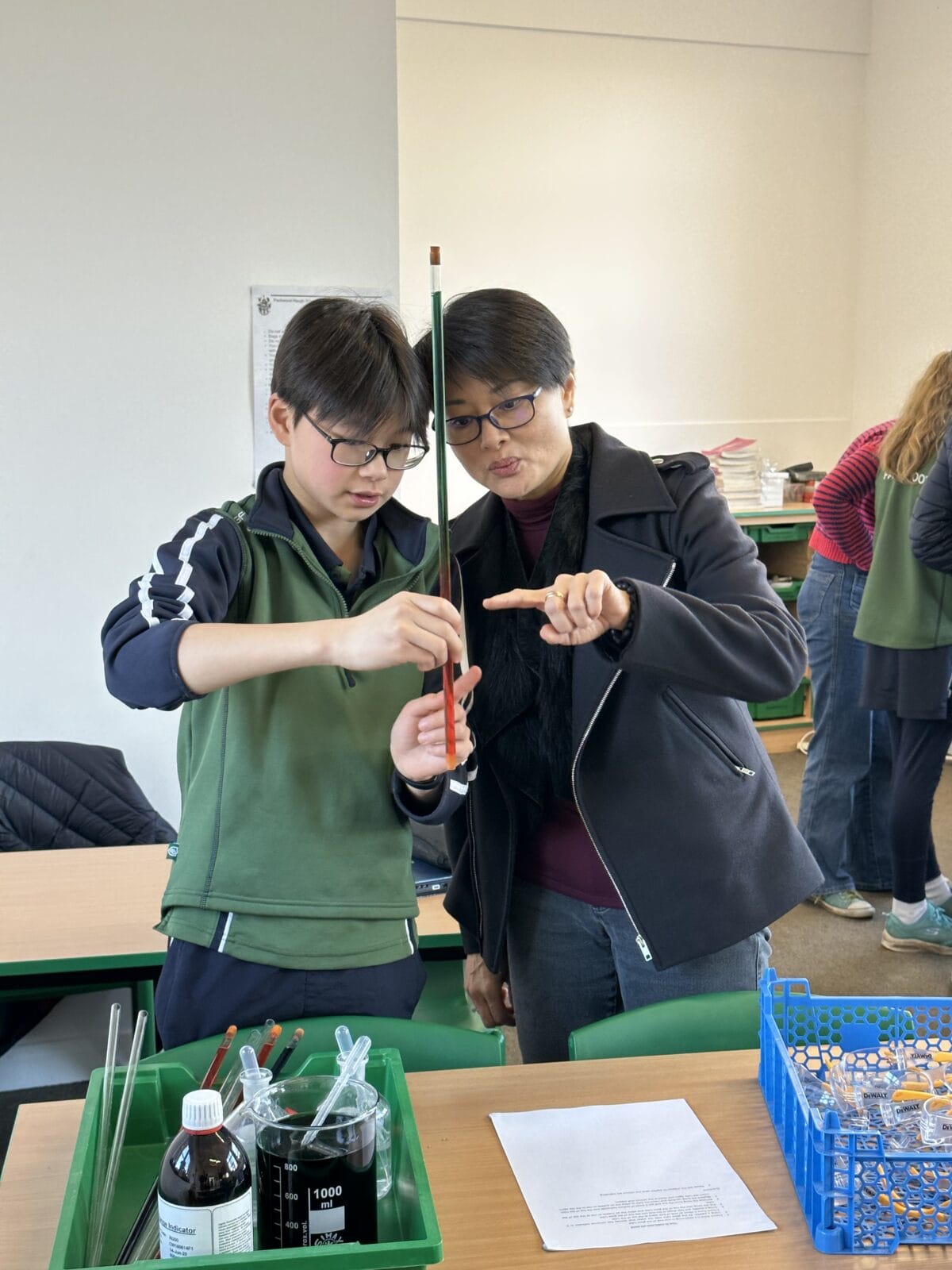 Parent and pupil in Science lesson